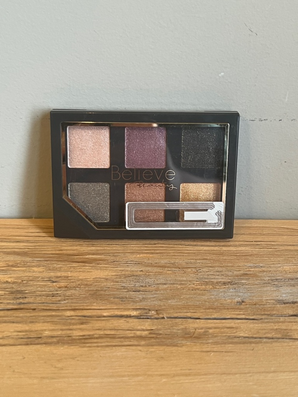 Believe Beauty Eyeshadow Palette in Golden Disco With Shadow Blender Brush